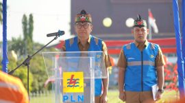 PIMPIN : Plt. Sekretaris Daerah Provinsi Kalteng Leonard S. Ampung saat memimpin Apel Kegiatan Bakti Karya Pekerjaan Dalam Keadaan Bertegangan (PDKB) PLN Unit Induk Distribusi (UID) Kalselteng Tahun 2026 di Bundaran Besar Palangka Raya, Senin (9/2/2026).