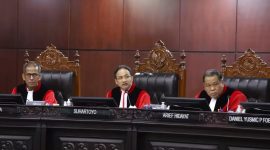 PUTUSAN : Ketua MK Suhartoyo (tengah) didampingi Hakim Konstitusi lainnya saat menggelar sidang putusan, Senin (19/1).