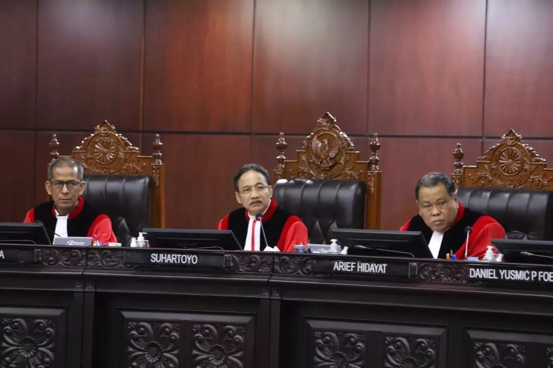 PUTUSAN : Ketua MK Suhartoyo (tengah) didampingi Hakim Konstitusi lainnya saat menggelar sidang putusan, Senin (19/1).