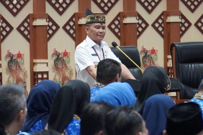 MEMBUKA : Gubernur Kalteng H.Agustiar Sabran saat membuka kegiatan pembinaan Pejabat Struktural/Manajerial Pemprov Kalteng, bertempat di Aula Jayang Tingang, Lantai II Kantor Gubernur, Palangka Raya, Rabu (18/2/2026)