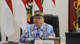 PIMPIN : Plt. Sekretaris Daerah Provinsi Kaleng Leonard S. Ampung saat memimpin Rapat Koordinasi Unsur Pendukung Program Kartu Huma Betang Sejahtera yang digelar di Istana Isen Mulang, Rumah Jabatan Gubernur Kalteng, Kamis (26/2/2026).