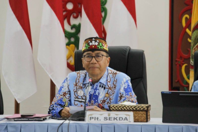 PIMPIN : Plt. Sekretaris Daerah Provinsi Kaleng Leonard S. Ampung saat memimpin Rapat Koordinasi Unsur Pendukung Program Kartu Huma Betang Sejahtera yang digelar di Istana Isen Mulang, Rumah Jabatan Gubernur Kalteng, Kamis (26/2/2026).