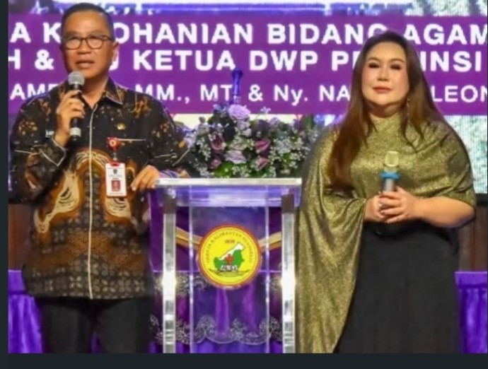 SAMPAIKAN : Plt Sekretaris Daerah Kalimantan Tengah, Leonard S. Ampung menyampaikan salam perpisahan saat menghadiri Ibadah Rutin ASN Pemerintah Provinsi Kalteng di Gereja Sakatik, Palangka Raya, Jumat (27/3/2026).
