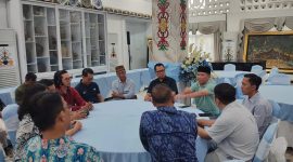 BERDIALOG : Gubernur Kalteng H.Agustiar Sabran saat berdialog dengan pimpinan media massa di Istana Isen Mulang, belum lama ini.