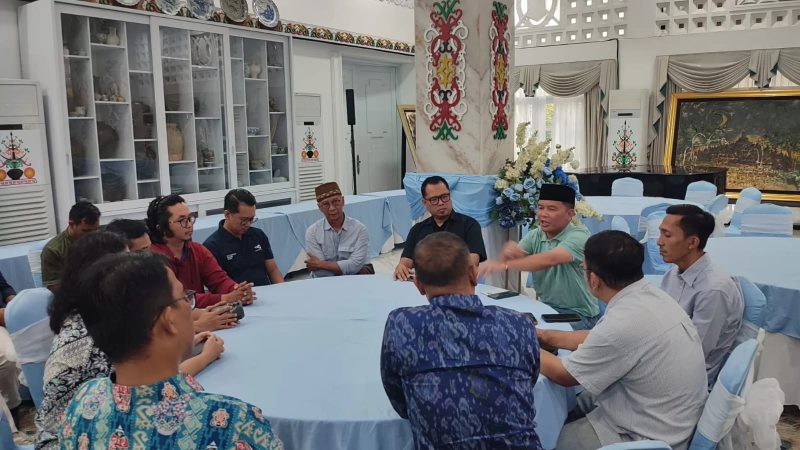 BERDIALOG : Gubernur Kalteng H.Agustiar Sabran saat berdialog dengan pimpinan media massa di Istana Isen Mulang, belum lama ini.