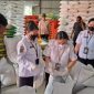 SAMPEL : Tim OKKPD saat Pengambilan sampel beras SPHP di Gudang Perum Bulog Kalteng, Jl. Tjilik Riwut Km 7 Palangka Raya, Rabu (4/3/2026).
