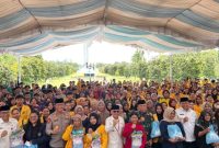 FOTO BERSAMA : Gubernur Kalteng Agustiar Sabran, Wagub Kalteng Edy Pratowo, Plt Sekda Kalteng Leonard S Ampung serta unsur Forkopimda usai penyerahan sembako gratis bagi mahasiswa, di Halaman Istana Isen Mulang, Rabu (11/3).