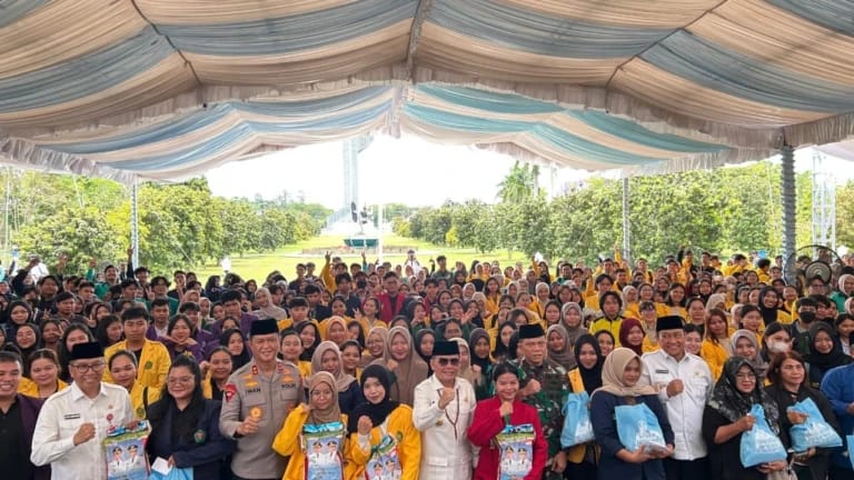 FOTO BERSAMA : Gubernur Kalteng Agustiar Sabran, Wagub Kalteng Edy Pratowo, Plt Sekda Kalteng Leonard S Ampung serta unsur Forkopimda usai penyerahan sembako gratis bagi mahasiswa, di Halaman Istana Isen Mulang, Rabu (11/3).