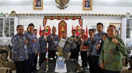 TERIMA KUNJUNGAN: Gubernur Kalteng Agustiar Sabran didampingi Wagub Kalteng Edy Pratowo, Plt Sekda Kalteng Leonard S Ampung saat menerima kunjungan Kepala BPKP Ilham Nurhidayat beserta jajaran di Rumah Jabatan Istana Isen Mulang, Jumat (6/3/2026).