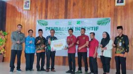 FOTO BERSAMA : Wakil Bupati Lamandau, Abdul Hamid, saat Poto bersama pengurus BUMDes Berkah Mulya Jaya Lamandau, di aula Kantor Desa Mekar Mulya, Kecamatan Sematu Jaya, Kabupaten Lamandau, Jum'at (13/3).