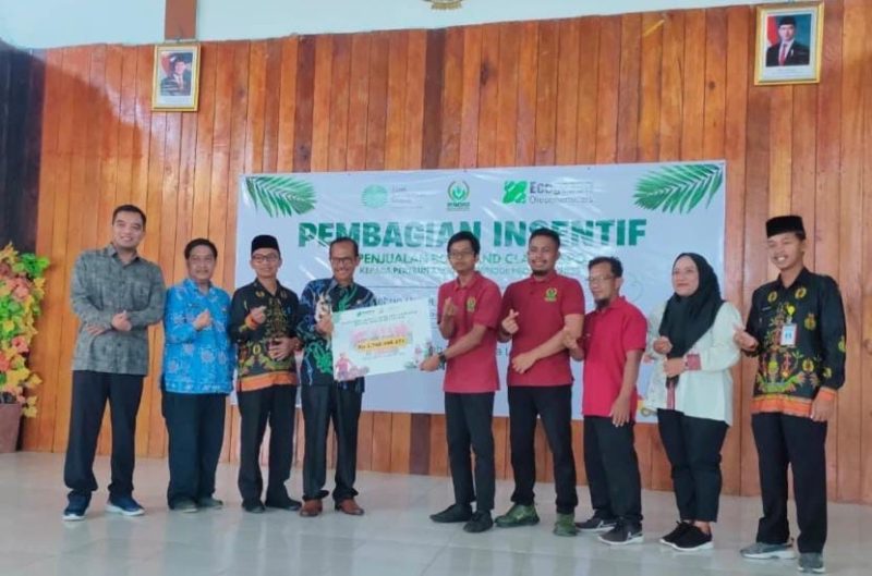 FOTO BERSAMA : Wakil Bupati Lamandau, Abdul Hamid, saat Poto bersama pengurus BUMDes Berkah Mulya Jaya Lamandau, di aula Kantor Desa Mekar Mulya, Kecamatan Sematu Jaya, Kabupaten Lamandau, Jum'at (13/3).