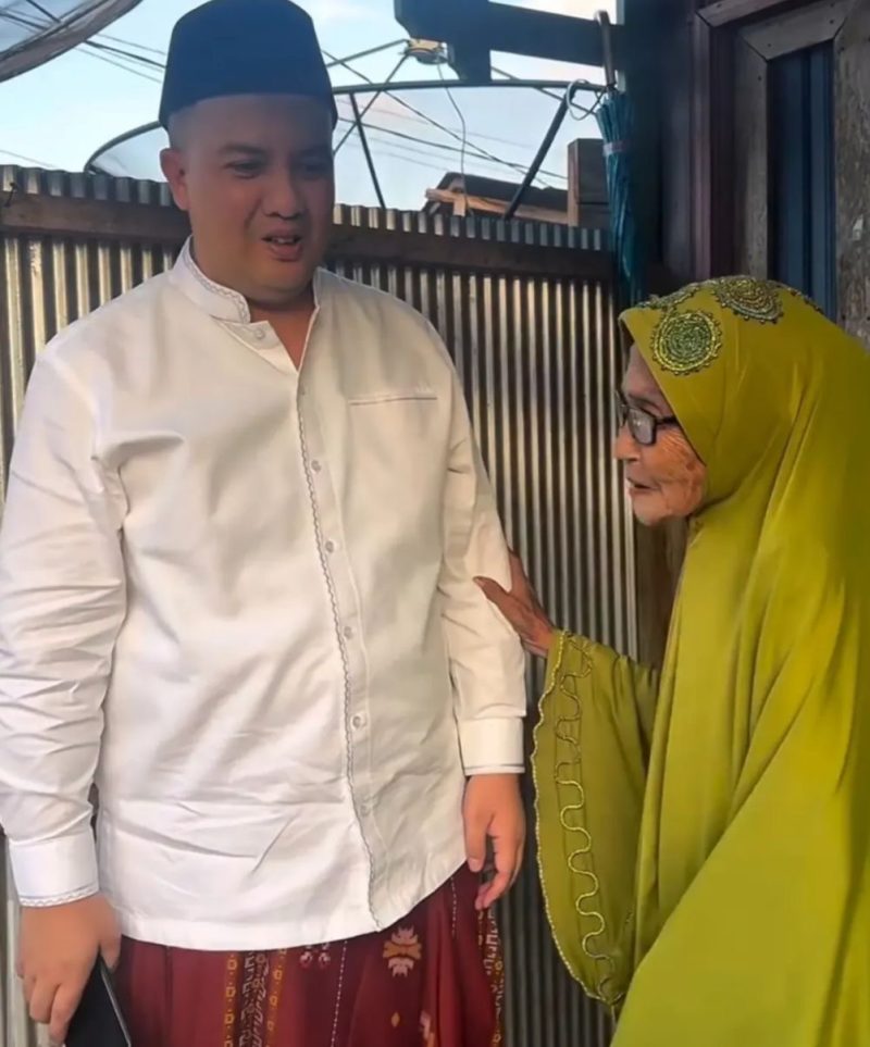 KUNJUNGI : Bupati Lamandau, Rizky Aditya Putra, saat mengunjungi seorang lansia Nea Anne, penerima bantuan Kartu Huma Betang Sejahtera di rumahnya, sekaligus buka puasa bersama, Jumat (13/3/2026).