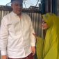 KUNJUNGI : Bupati Lamandau, Rizky Aditya Putra, saat mengunjungi seorang lansia Nea Anne, penerima bantuan Kartu Huma Betang Sejahtera di rumahnya, sekaligus buka puasa bersama, Jumat (13/3/2026).