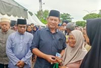BAGIKAN : Bupati Seruyan Ahmad Selanorwanda membagikan 1.000 paket sembako kepada para lansia dan fakir miskin di Kuala Pembuang, Senin (16/3).