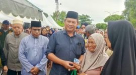 BAGIKAN : Bupati Seruyan Ahmad Selanorwanda membagikan 1.000 paket sembako kepada para lansia dan fakir miskin di Kuala Pembuang, Senin (16/3).