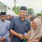 BAGIKAN : Bupati Seruyan Ahmad Selanorwanda membagikan 1.000 paket sembako kepada para lansia dan fakir miskin di Kuala Pembuang, Senin (16/3).