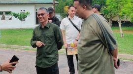 BERBINCANG : Bupati Lamandau, Rizky Aditya Putra (kanan) saat berbincang dengan awak media, di halaman rumah jabatan, Jum'at (27/3/2026). 
