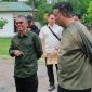 BERBINCANG : Bupati Lamandau, Rizky Aditya Putra (kanan) saat berbincang dengan awak media, di halaman rumah jabatan, Jum'at (27/3/2026). 
