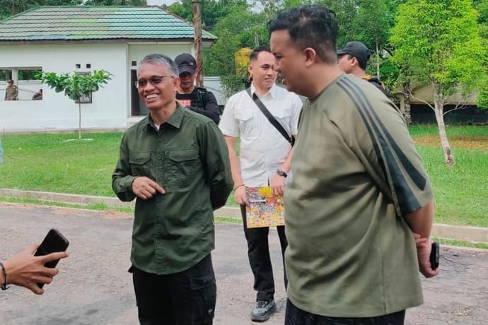 BERBINCANG : Bupati Lamandau, Rizky Aditya Putra (kanan) saat berbincang dengan awak media, di halaman rumah jabatan, Jum'at (27/3/2026). 
