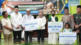 SERAHKAN :Wakil Bupati Lamandau, Abdul Hamid menyerahkan jaminan manfaat kepada penerimanya saat kegiatan Safari Ramadan di Desa Kawa, Senin (9/3/2026).