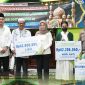 SERAHKAN :Wakil Bupati Lamandau, Abdul Hamid menyerahkan jaminan manfaat kepada penerimanya saat kegiatan Safari Ramadan di Desa Kawa, Senin (9/3/2026).
