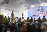 SALURKAN : Gubernur Kalteng H.Agustiar Sabran saat menyalurkan Bantuan Presiden, program Kartu Huma Betang Sejahtera , hingga pasar murah dan gerakan pangan murah di Sampit, Senin (16/3/2026).
