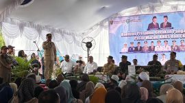 SALURKAN : Gubernur Kalteng H.Agustiar Sabran saat menyalurkan Bantuan Presiden, program Kartu Huma Betang Sejahtera , hingga pasar murah dan gerakan pangan murah di Sampit, Senin (16/3/2026).