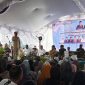 SALURKAN : Gubernur Kalteng H.Agustiar Sabran saat menyalurkan Bantuan Presiden, program Kartu Huma Betang Sejahtera , hingga pasar murah dan gerakan pangan murah di Sampit, Senin (16/3/2026).