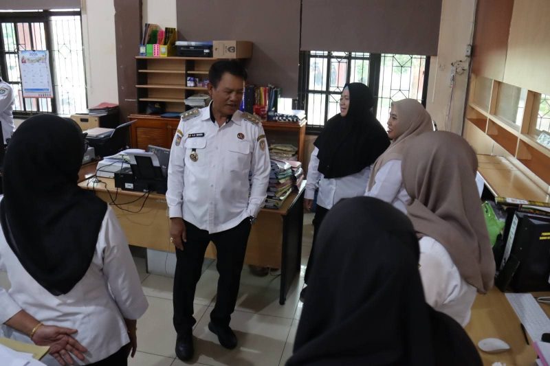 SIDAK : Bupati Seruyan Ahmad Selanorwanda saat melakukan sidak ke sejumlah perangkat daerah di lingkungan Pemerintah Kabupaten Seruyan, Kamis (26/3/2026). 
