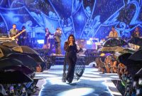 HIBURAN : Penampilan artis ibu kota Ayu Ting Ting saat menghibur masyarakat saat konser amal untuk bangsa, dipusatkan di ikon kebanggaan warga, Bundaran Besar Palangka Raya, Rabu malam (31/12/2025).