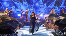 HIBURAN : Penampilan artis ibu kota Ayu Ting Ting saat menghibur masyarakat saat konser amal untuk bangsa, dipusatkan di ikon kebanggaan warga, Bundaran Besar Palangka Raya, Rabu malam (31/12/2025).