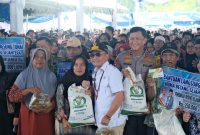 BAGIKAN : Gubernur Agustiar Sabran saat membagikan Bantuan Pangan Presiden, Pasar Murah, Gerakan Pangan Murah, serta Bantuan Tunai KHBS di Kabupaten Kotawaringin Barat, pada Minggu (15/3/2026).