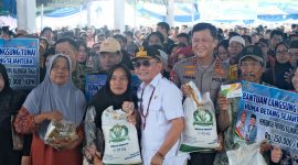 BAGIKAN : Gubernur Agustiar Sabran saat membagikan Bantuan Pangan Presiden, Pasar Murah, Gerakan Pangan Murah, serta Bantuan Tunai KHBS di Kabupaten Kotawaringin Barat, pada Minggu (15/3/2026).