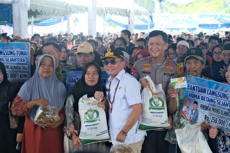 BAGIKAN : Gubernur Agustiar Sabran saat membagikan Bantuan Pangan Presiden, Pasar Murah, Gerakan Pangan Murah, serta Bantuan Tunai KHBS di Kabupaten Kotawaringin Barat, pada Minggu (15/3/2026).