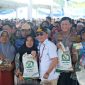BAGIKAN : Gubernur Agustiar Sabran saat membagikan Bantuan Pangan Presiden, Pasar Murah, Gerakan Pangan Murah, serta Bantuan Tunai KHBS di Kabupaten Kotawaringin Barat, pada Minggu (15/3/2026).