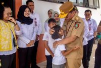 KUNJUNGAN : Gubernur Kalteng H Agustiar Sabran saat melakukan kunjungan ke salah satu sekolah belum lama ini.
