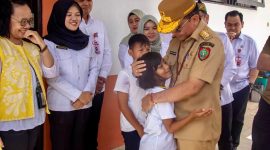 KUNJUNGAN : Gubernur Kalteng H Agustiar Sabran saat melakukan kunjungan ke salah satu sekolah belum lama ini.
