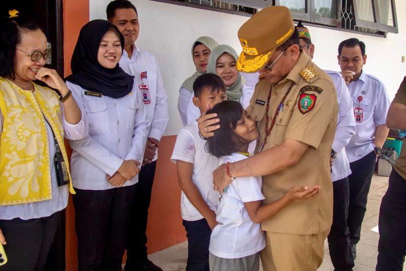 KUNJUNGAN : Gubernur Kalteng H Agustiar Sabran saat melakukan kunjungan ke salah satu sekolah belum lama ini.

