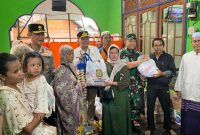 BANTUAN : Gubernur Kalteng Agustiar Sabran saat menyalurkan bantuan secara simbolis kepada warga yang terdampak kebakaran di Gang Sukamaju Jalan Murjani, Kota Palangka Raya, Rabu (11/3/2026) sore.
