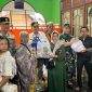 BANTUAN : Gubernur Kalteng Agustiar Sabran  saat menyalurkan bantuan secara simbolis kepada warga yang terdampak kebakaran di Gang Sukamaju Jalan Murjani, Kota Palangka Raya, Rabu (11/3/2026) sore.