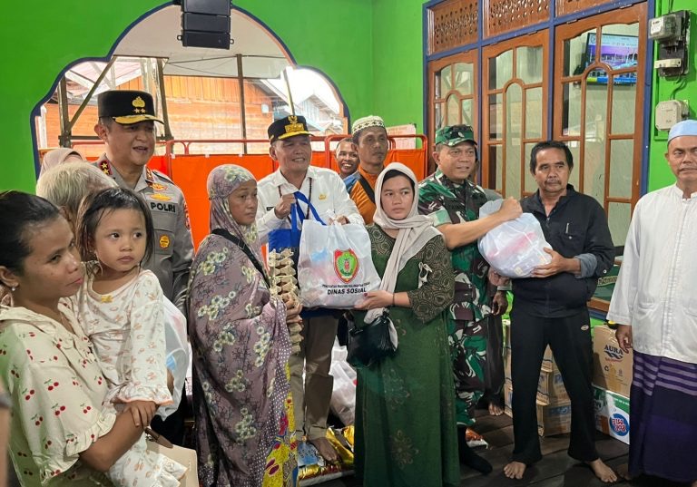 BANTUAN : Gubernur Kalteng Agustiar Sabran  saat menyalurkan bantuan secara simbolis kepada warga yang terdampak kebakaran di Gang Sukamaju Jalan Murjani, Kota Palangka Raya, Rabu (11/3/2026) sore.