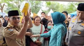 MEMBUKA : Gubernur Kalteng Agustiar Sabran secara resmi membuka kegiatan Gerakan Pangan Murah yang dilaksanakan di halaman Masjid Raya Darussalam Palangka Raya, Selasa pagi (10/3/2026).
