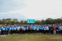 FOTO BERSAMA : Wakil Gubernur Edy Pratowo dan Plt Sekda Leonard S. Ampung saat foto bersama usai kegiatan jalan sehat dan senam pagi ASN dalam rangka Peringatan Hari Desa Nasional Tahun 2026 yang digelar di halaman Kantor Gubernur Kalimantan Tengah, Jumat (9/1/2026).