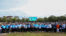 FOTO BERSAMA : Wakil Gubernur Edy Pratowo  dan Plt Sekda Leonard S. Ampung saat foto bersama usai kegiatan jalan sehat dan senam pagi ASN dalam rangka Peringatan Hari Desa Nasional Tahun 2026 yang digelar di halaman Kantor Gubernur Kalimantan Tengah, Jumat (9/1/2026).