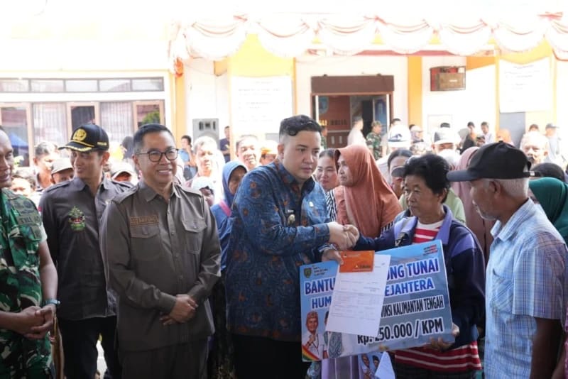 SALURKAN : Plt Sekda Provinsi Kalteng, Leonard S. Ampung, bersama Bupati Lamandau, Rizky Aditya Putra, saat menyalurkan paket sembako digratiskan, kepada masyarakat Kabupaten Lamandau, dihalaman kantor Kecamatan Bulik, Kabupaten Lamandau, Jum'at (13/3/2026).