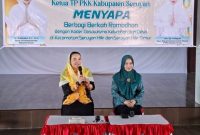 MENYAPA : Ketua Tim Penggerak PKK Kabupaten Seruyan, Ny. Welduline Ahmad Selanorwanda, saat menyapa sekaligus berbagi berkah Ramadan bersama ratusan kader Dasawisma yang digelar di pendopo rumah jabatan di Kuala Pembuang, Kamis (12/3/2026).