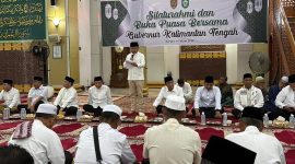 BUKA BERSAMA : Gubernur Kalimantan Tengah, H.Agustiar Sabran, saat menghadiri kegiatan buka puasa bersama Bupati Kotim H.Halikinnor, beserta jajaran pemerintah daerah, serta masyarakat di Masjid Agung Wahyu Al Hadi Sampit, Senin (16/3/2026).