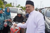 BERBAGI : Bupati Lamandau, Rizky Aditya Putra membagikan takjil bersama Pengurus TP PKK Kabupaten Lamandau, Jalan Batu Batanggui, Kota Nanga Bulik, belum lama ini.