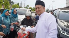 BERBAGI : Bupati Lamandau, Rizky Aditya Putra membagikan takjil bersama Pengurus TP PKK Kabupaten Lamandau, Jalan Batu Batanggui, Kota Nanga Bulik, belum lama ini.