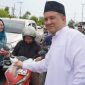 BERBAGI : Bupati Lamandau, Rizky Aditya Putra membagikan takjil bersama Pengurus TP PKK Kabupaten Lamandau, Jalan Batu Batanggui, Kota Nanga Bulik, belum lama ini.